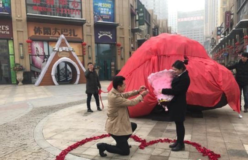 Китаец подарил невесте огромный валун весом 33 тонны