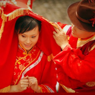 В Китае жених подменил 200 гостей на актёров на своей свадьбе